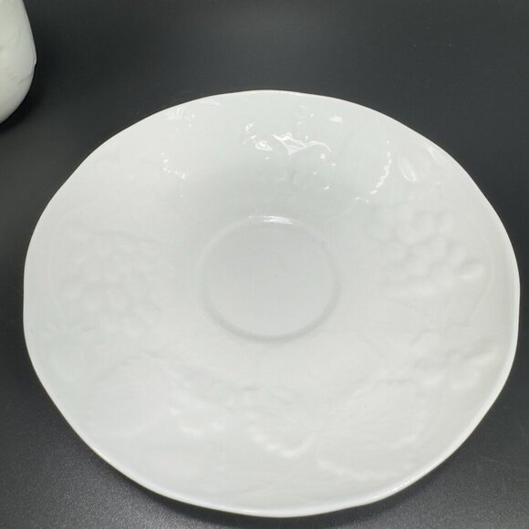 Wedgewood White Bone China Teacup Saucer Set Strawberry & Vine Pattern England - Picture 10 of 14